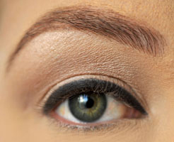 how-to-do-perfect-cat-eye-makeup-step2