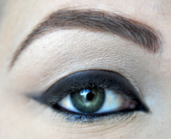 how-to-do-perfect-cat-eye-makeup-step7