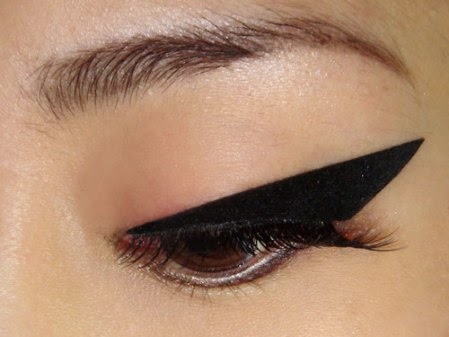 how-to-do-perfect-cat-eye-makeup-tutorial (20)