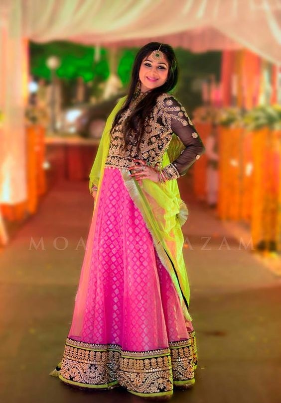 Wedding-Ghagra-Choli-Designs-for-Mehndi-Functions (21)